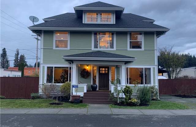 Spacious 5 Bedroom Home in Burlington - Available for Rent photos photos