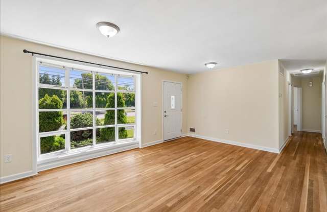 Perfectly Located Single Family Home in Silver Spring Gallery 1