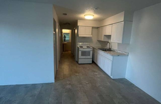 ** 2/1 APARTMENT READY FOR A LONG-TERM TENANT ** FORT MYERS ** PET FRIENDLY ** Gallery 3