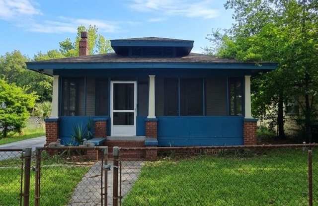 Affordable 3 Bed in Jacksonville. Bonus Room. Fenced in yard. Garage + Modern Bathroom photos photos