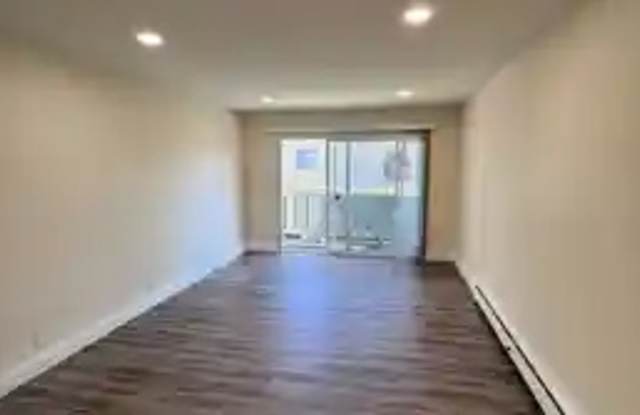 532 Bancroft Gallery 1
