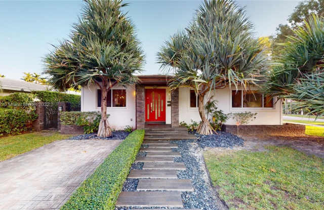 4927 Riviera Dr Gallery 2