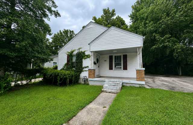 643 Golfview Drive | 4 BED • 2 BATH • CAMPUS RENTAL Gallery 1
