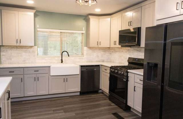 7807 Hixson Pike - 7807 Hixson Pike, Middle Valley, TN 37343