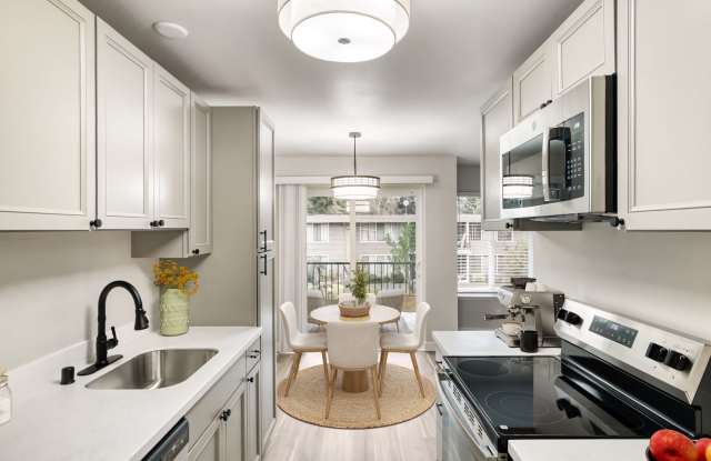Beautifully Renovated 1 & 2 Bedroom Apartments in Lynnwood! Gallery 3
