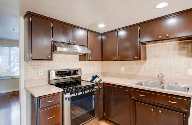 *9 Month Lease* 2 Bed 2 Bath Ground Level Baker View Condo with an Office! Gallery 4