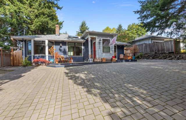 Beautifully Renovated 4-Bedroom Seattle Home with Incredible Backyard Gallery 3