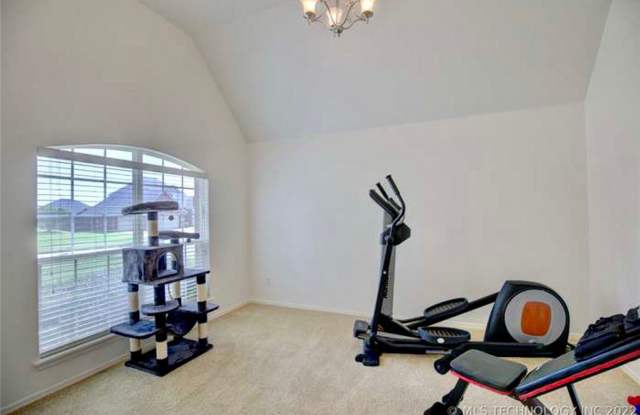 Large open 3 bed, 3 car Garage in The Highlands at Forest Ridge photos photos