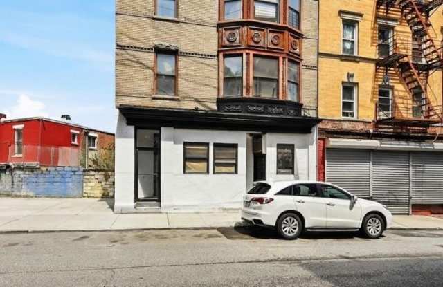 35 Lawrence Street Gallery 1