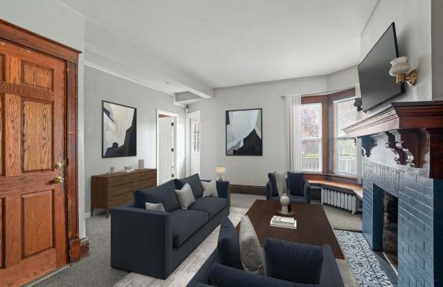 3005  N Maryland 5Bdrm/ 2Bathroom Upper Unit Gallery 1