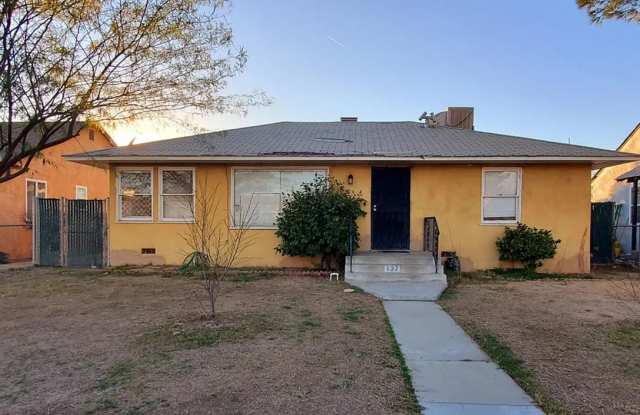 Charming 3BR/2BA Home in Bakersfield – 1,708 Sq Ft with Stove Included! photos photos