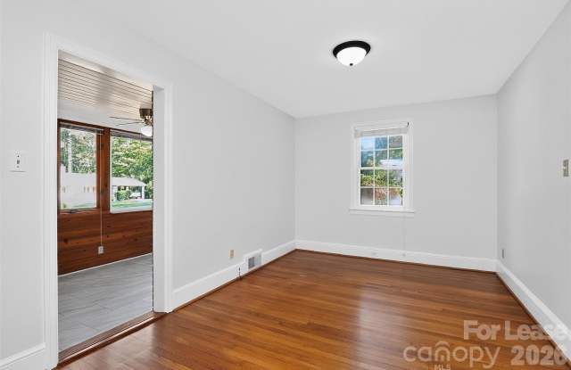 130 W Oak Street Gallery 3