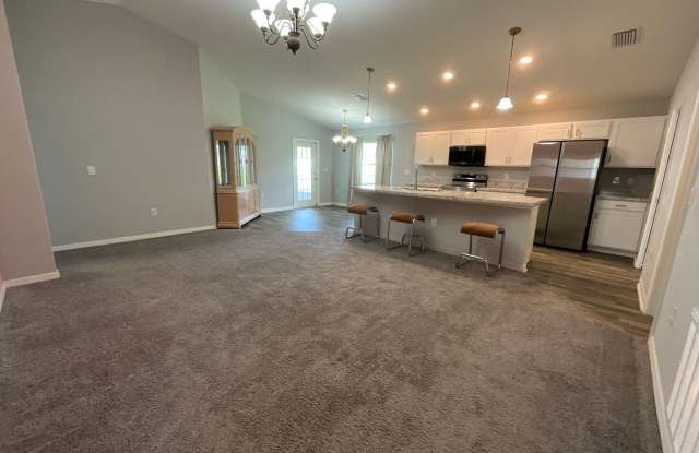 4/2 Home in Gated Community Gallery 4