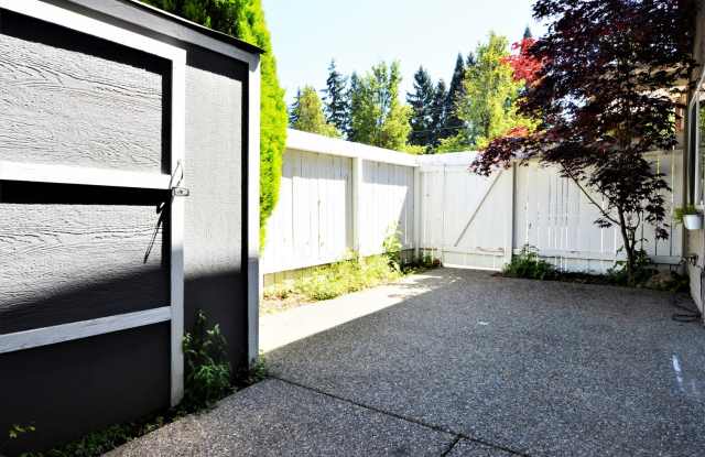Lovely end unit at Newport Townhome move in ready! - 12210 Southeast 60th Street, Bellevue, WA 98006