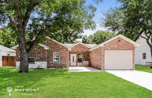 1216 East James Street - 1216 East James Street, Cleburne, TX 76031