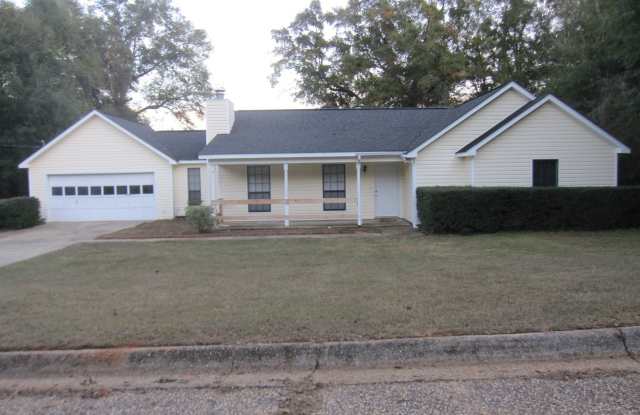 Available NOW- 156 Lakeside Drive - 1/2 off the First month rent with a 12-month lease - 156 Lakeside Drive, Level Plains, AL 36330