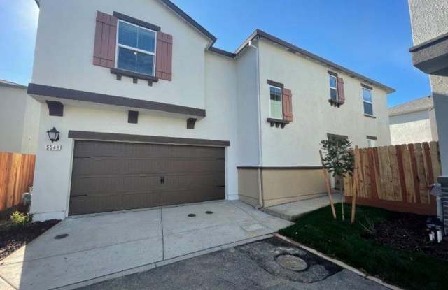 5 Bedroom 2.5 Bath Near Beale Air Force Base - 5548 Camelot Court, Linda, CA 95901