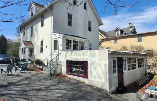 Quiet Responsible Household second floor bedroom for rent Gallery 4