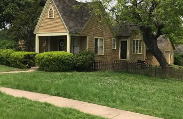 417 West Avenue D - 417 West Avenue D, Midlothian, TX 76065