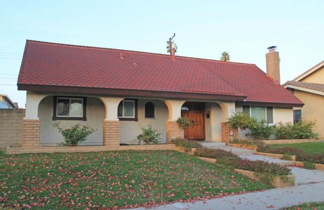 This lovely North Oxnard 4 bedroom 2 bath home with Vintage Oxnard Vides!!! COMING SOON photos photos