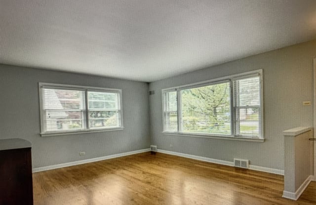 141 Tuttle Ave - 141 Tuttle Avenue, Clarendon Hills, IL 60514