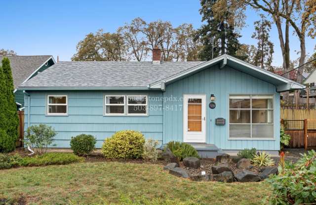 Charming Gladstone 3 Bed Home with Hardwood Floors, AC & Backyard Gallery 4