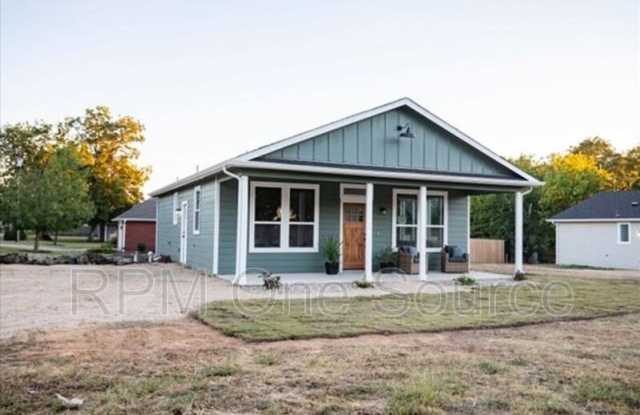 804 Walnut Street - 804 Walnut Street, Honey Grove, TX 75446