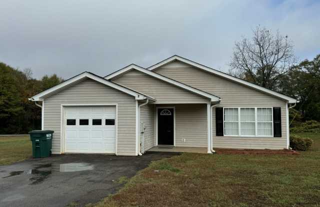 Great Commerce Home, Clean and Ready! - 3018 Old Maysville Road, Commerce, GA 30529