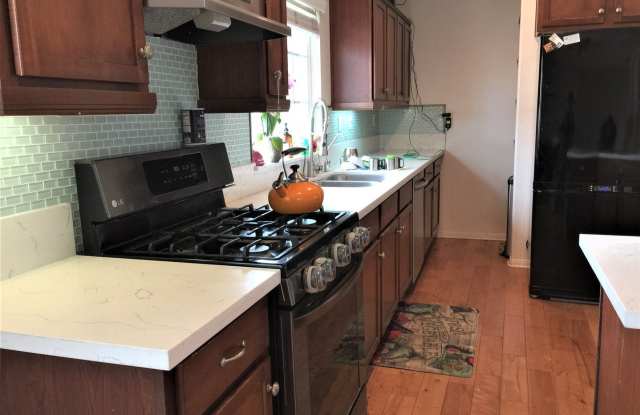 1352 Elm Avenue Gallery 3