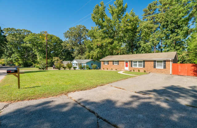 North Raleigh well-maintained 3 bed, 1.5 bath Brick Ranch with expansive yard--landscaping included! Gallery 3