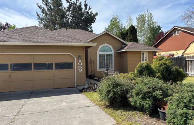 Single Level 3 Bed/2 Bath in NE Bend - Fully Fenced Backyard photos photos