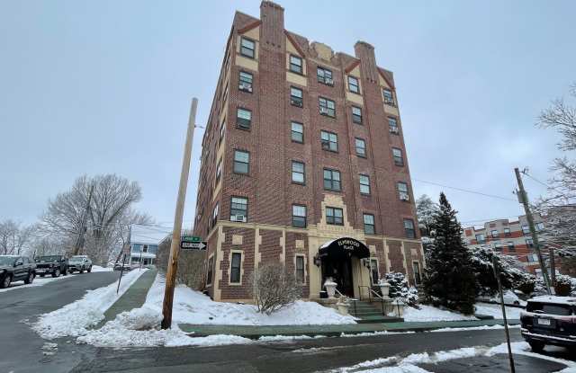 Beautiful studio in downtown Winchester next to the commuter rail photos photos