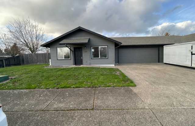 Beautifully Remodeled 2 Bedroom 1 Bath Duplex w/ Large Yard!! Pets are welcome! Electric car charging station in garage! - 2703 Moraga Avenue Southeast, Albany, OR 97322
