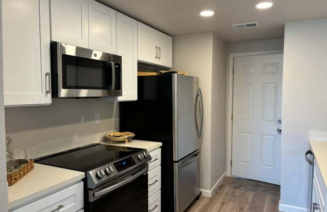 FANTASTIC DISCOVERY BAY REMODEL! TOP TO BOTTOM, NEW FLOORS, NEW PAINT, NEW COUNTERS, NEW WINDOWS, NEW DECK & ALL NEW APPLIANCES. Gallery 4