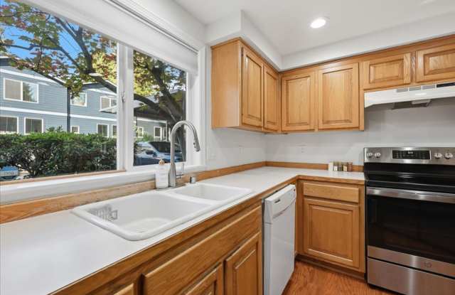2Bd/2.5Ba Lynnwood Townhome Gallery 3