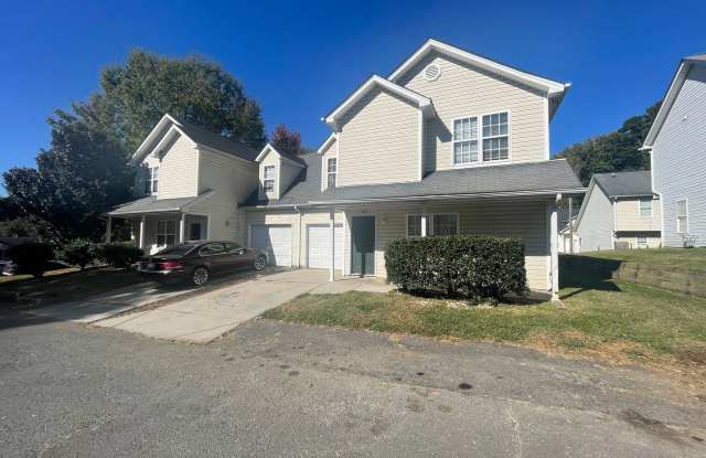 Must see this 4 bedroom 2.5 bath Townhouse in charlotte Gallery 1