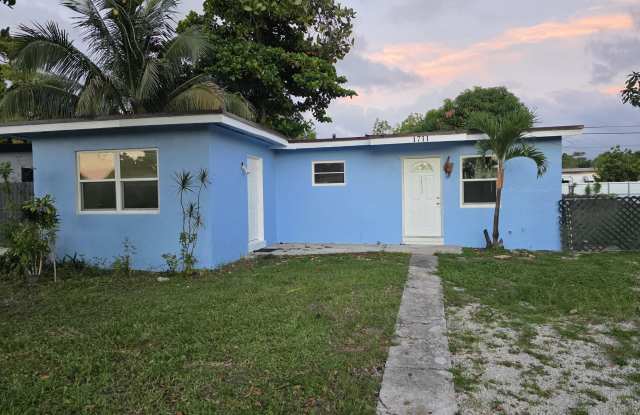 1711 LAUDERDALE MANOR Drive Gallery 1