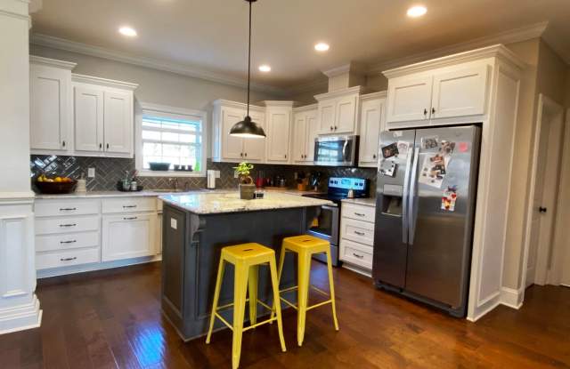 Spacious 4-Bedroom Home with 3-Car Garage, Screened Porch & Fenced Yard in Ivy Gate Gallery 3