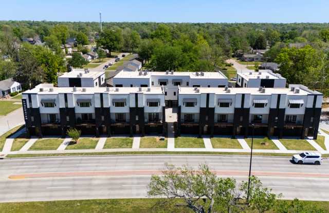 Beautiful Fully Furnished 2 Bed / 2.5 Bath  Condominium with Attached 2-Car Garage. Gallery 3