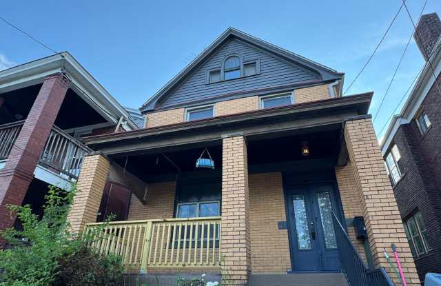 Pittsburgh, Mt. Washingtom Neighborhood- 3 Bedroom 1 Bath House, Yard photos photos