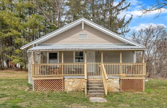 Charming Cottage in Hendersonville NC photos photos