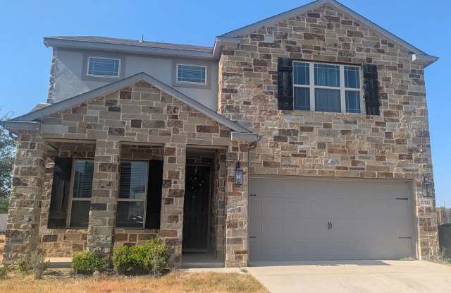 Spacious Lovely Home w/Backyard Gallery 1