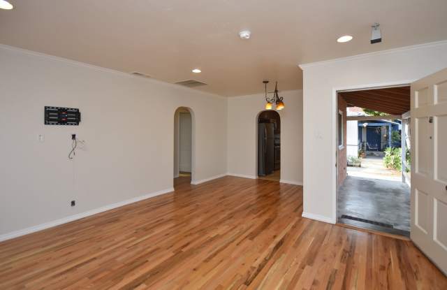 Charming 3 bedroom home in Oceanside by the beach. Gallery 3