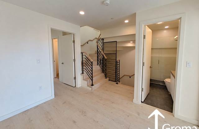 Luxury Lifestyle, 3 Bathrooms, Laundry in Unit, Pet Friendly, NO FEE!  Near NEU Gallery 1