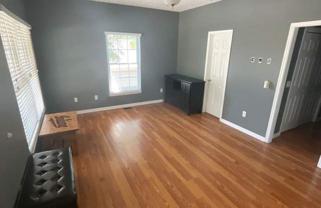****AVAILABLE AUGUST 2027**** Large 3 bed, 3 bath House with fenced yard Gallery 4