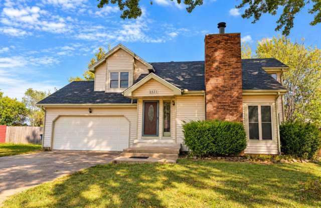 FALL IN LOVE WITH THIS BEAUTIFUL 3 BEDROOM/ 2 BATHROOM HOUSE WITH FENCED IN YARD, STORM SHELTER, AND CAR GARAGE!! Gallery 3