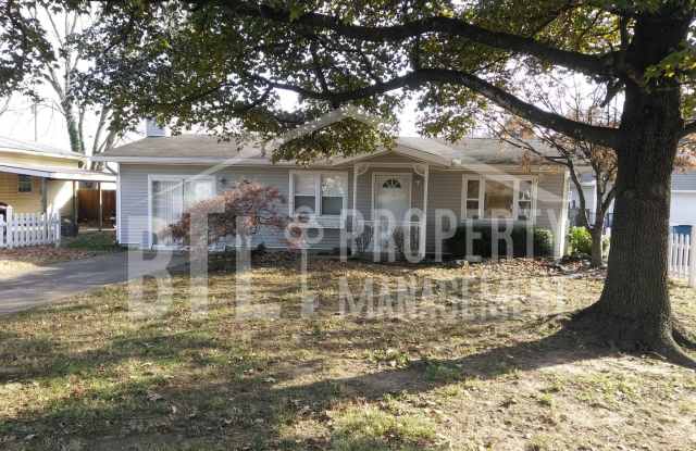 Great Home with Bonus Rooms - 206 Judy Street, Branson, MO 65616