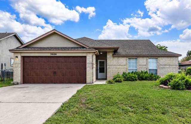 3-Bedroom Killeen Home with Fireplace & Fenced Yard Gallery 3