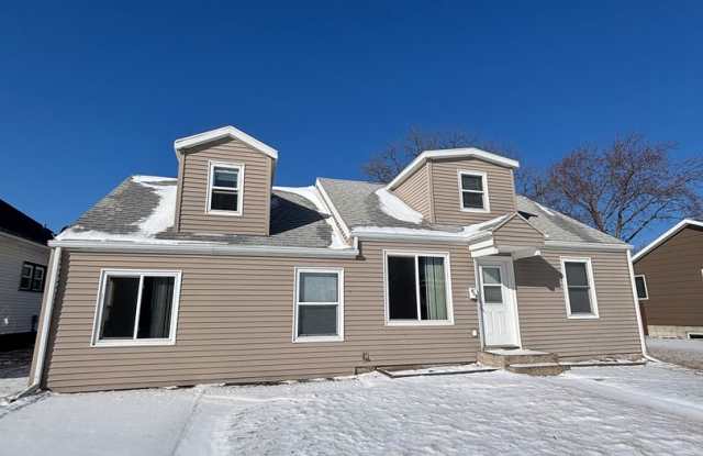 3 Bed | 2 Bath | 2 Car Garage | Fully Fenced Yard - 918 South 1st Street, Norfolk, NE 68701