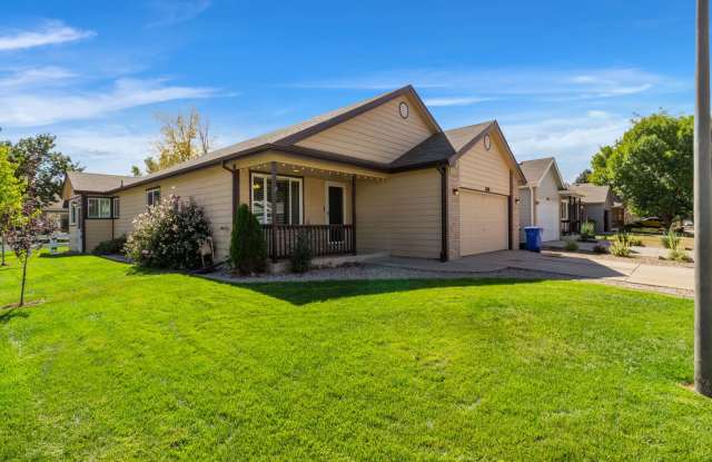 Updated 3 Bed/3 Bath Single Family Home on Corner Lot - Available NOW! Gallery 1